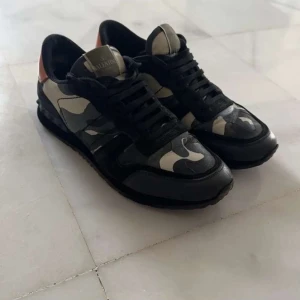 Valentino Rockrunner  - Säljer mina schyssta valentino rockrunner då jag inte använder dom längre. 41 passar även 42 endast skorna medföljer. Priset kan diskuteras