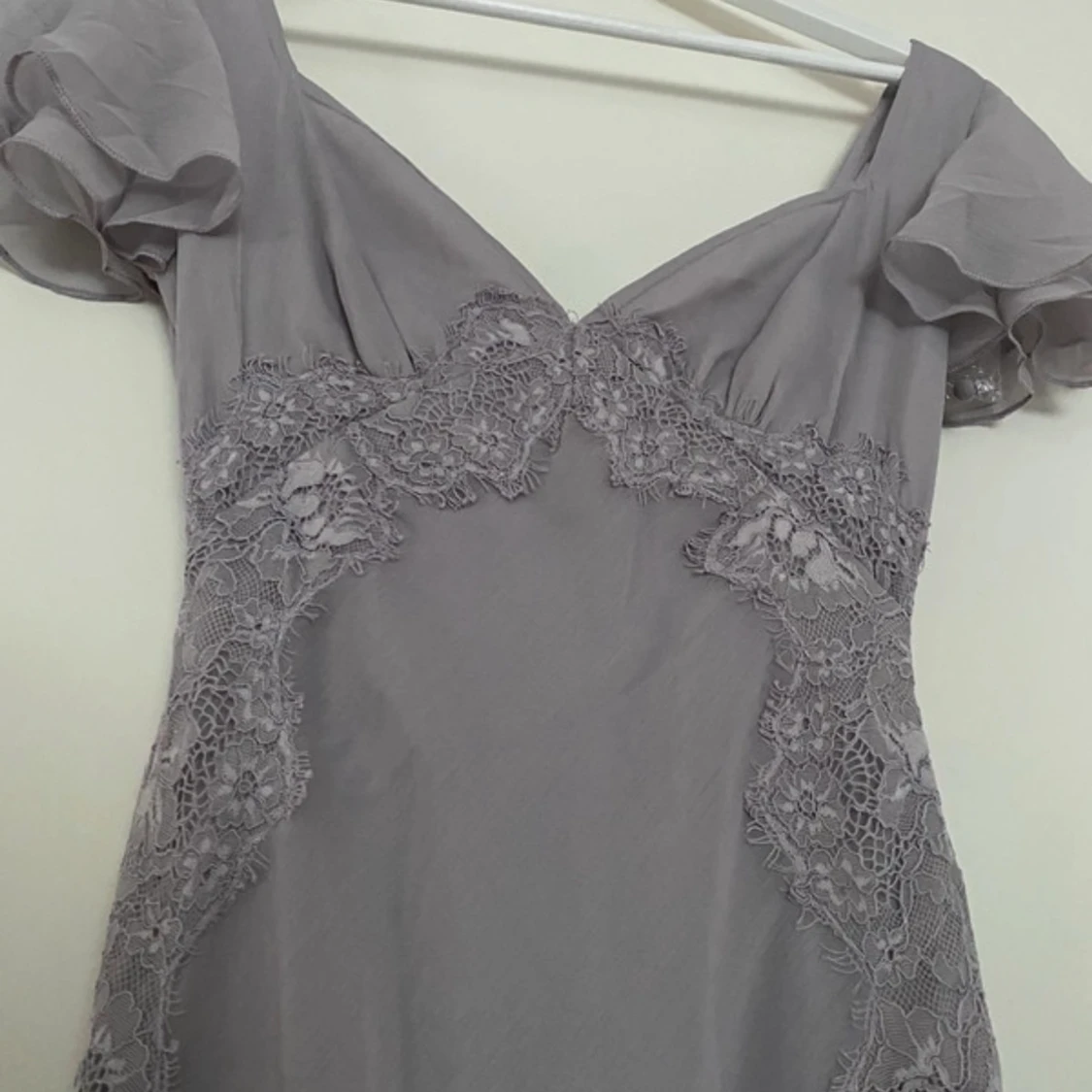 Ljuslila klänning med spetsdetaljer - 1