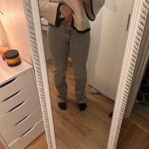 Gråa raka jeans  - Köpt från bikbok , Waist 27 Length 32
