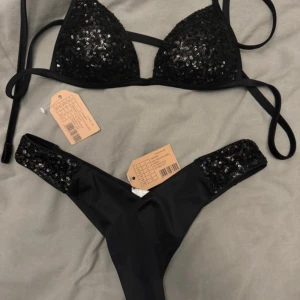 Cazedonia bikini - Bikini från Cazedonia som ej går att få tag på längre! Bikinitoppen är i 65c/70b och trosorna i S🩷helt nya med taggar. Nypris ca 1000kr