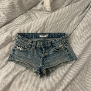 Jeansshorts från Pull&Bear - Shorts från pull&bear. Bra skick och low waist.