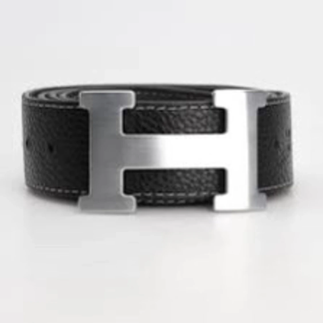 Svart bälte med silverfärgat spänne