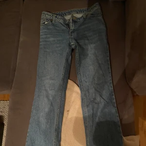 Blå lågmidjade jeans från Monki - Blå jeans från monki. De är utsvängda och lågmidjade😊 De passar mig i längden som är 170cm lång men är en aning tight i midjan.   De har inga synliga skador eller tecken på användning då de använts relativt lite💕   Skriv ifall ni har frågor!