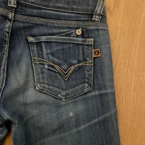  low waist bootcut jeans - Snygga blå jeans med low waist  bootcut. midjemått är 36 cm