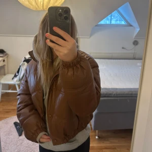 Brun pufferjacka - Säljer denna snygga jacka från Zara, endast använd fåtal gånger 🫶🏻