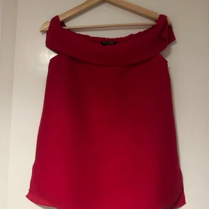 Röd offshoulder topp från Massimo Dutti - Snygg röd topp från Massimo Dutti med krage! Inköpt för ca 900 kr men aldrig använd. 