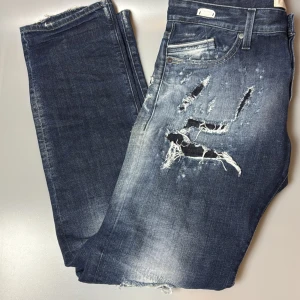 Replay jeans slim fit - Snygga blå jeans från Replay med coola slitningar och distressed detaljer. De är helt nya och inte använda en gång skick 10/10 size 34-34 men passar även 33