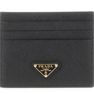 Svart kortfodral från Prada - Elegant svart kortfodral från Prada i skinn med plats för flera kort. Den har en stilren design med Pradas ikoniska logotyp i guld på framsidan. Perfekt för att hålla dina kort organiserade med stil. Helt ny med box ny pris 4000kr