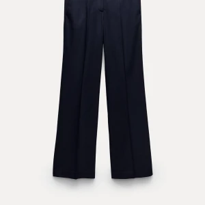 Marinblåa kostymbyxor från Zara - Säljer dessa super fina kostymbyxorna från zara  då de tyvärr har blivit för korta. Jag sydde upp dom Ca 5 cm men har nu växt ur dom, jag är 161 cm och skulle säga att de är 2-3 cm för korta för mig. De är i mycket bra skick. Storlek Xs. Pris kan diskuteras