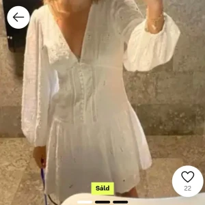 Vit klänning med broderade detaljer-Zara  - vit klänning med v-ringning och broderade detaljer. Den har långa ärmar och en kort längd. Perfekt för sommaren eller studenten! Köpte denna på plick men insåg efter att den inte kommer användas❤️