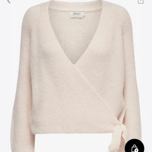 Beige omlottkofta från ONLY - Säljer en stilren beige omlottkofta från ONLY. Är beige och jätte gosig och fin och perfekt till vintern🤎är i storlek M men passar mig som har S. Är helt ny och har aldrig använt 