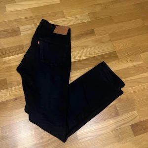 Levis 501 jeans - Snygga svarta Levis 501 jeans som säljes då jag har växt ur dem. 10/10 skick då dem bara är använda ett par gånger. Vid frågor och funderingar så är det bara att skriva!