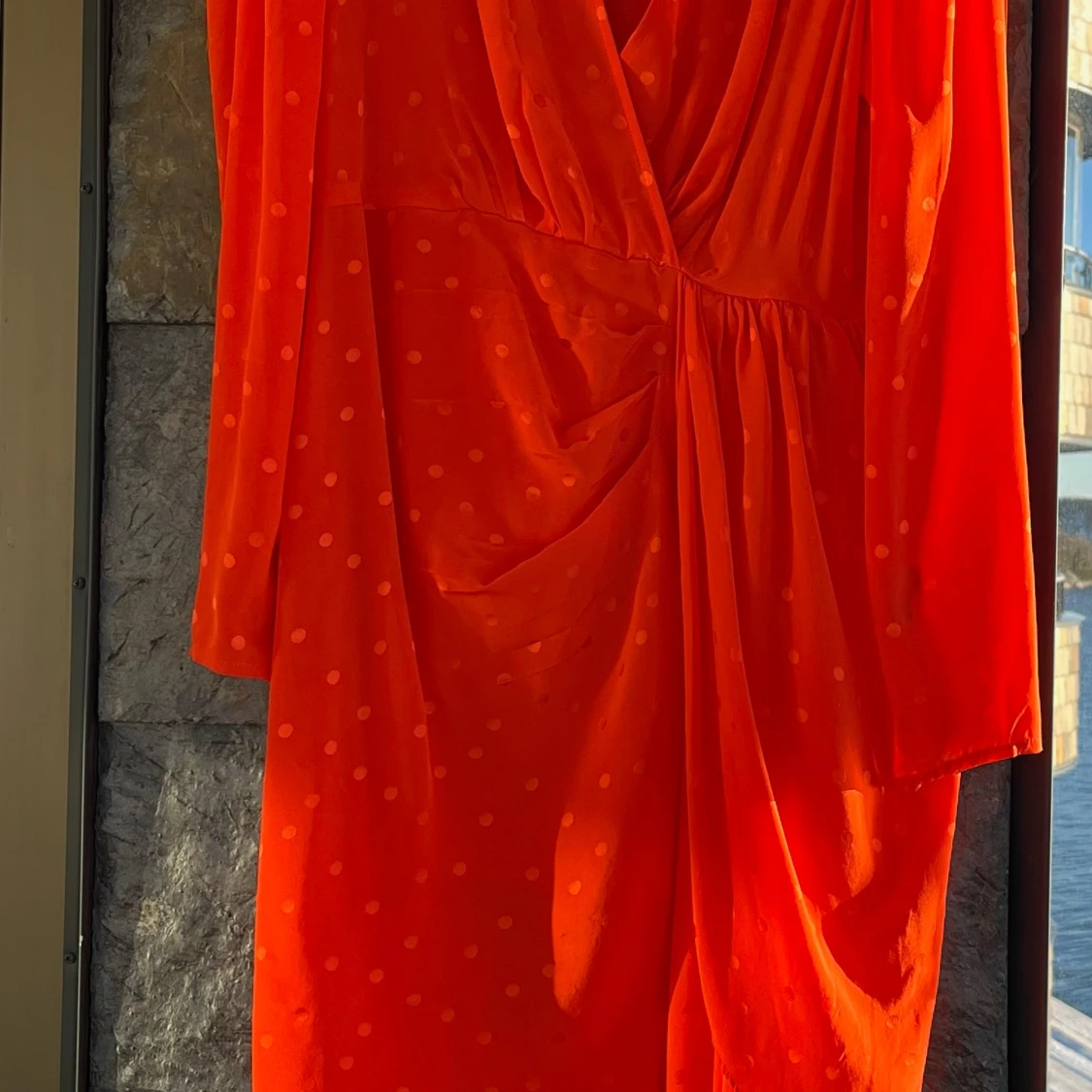 Orangeröd omlottklänning från Essentiel Antwerp. - 3