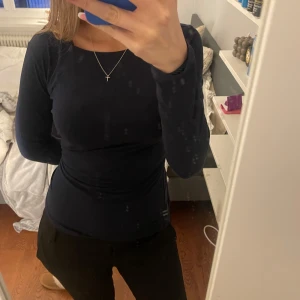 Marinblå  långärmad topp från Intimissimi - Säljer en stilren marinblå långärmad topp från Intimissimi. Perfekt för lager-på-lager eller att bära som den är. Toppen har en figurnära passform och är tillverkad i ett mjukt material. Inga defekter som nyskick!
