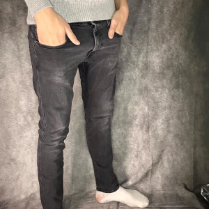 Replay anbass svarta slim jeans  - Bra skick, size 32/30. Modell 180 63 kg, lite stora i midjan. Prioritet till bulk och billigare pris per plagg. Frakt samma eller dagen efter.