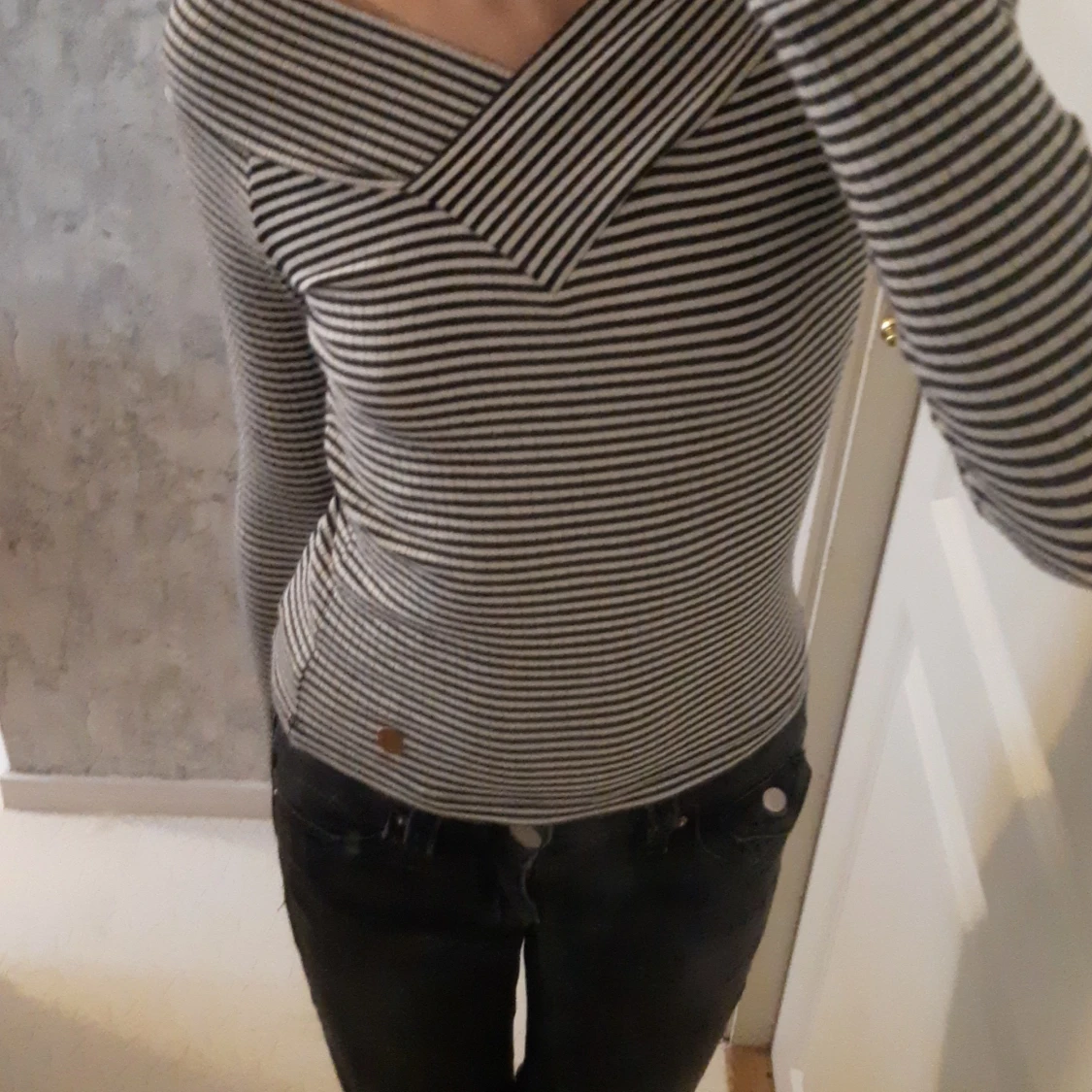 Svart och vit tröja med ränder🖤🤍 - 1