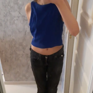 Blå ärmlös croppad topp - Säljer en blå ärmlös croppad topp💞💞 står m men skulle säga att den passar s också