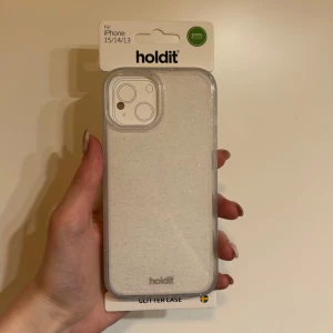 Glittrigt mobilskal från Holdit - Coolt genomskinligt och glittrigt mobilskal från holdit, helt nytt! Passar till iphone 15 (och tydligen till iphone 14 och iphone 13 också)  nypris 299kr