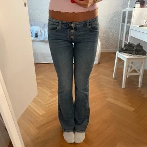 Gina young jeans - Innerbenslängd:80, andra mått ser ni på bilderna! Kom privat om ni undrar något💗😊 obs det på bild 5 går att tvätta bort väldigt enkelt genom att bara köra jeansen i tvättmaskinen en gång 