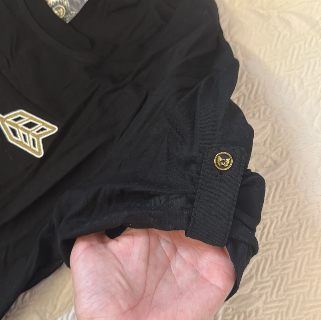 Svart t-shirt med tryck från Camaleónica - 1