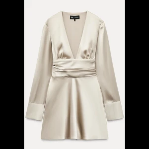 zara klänning - helt ny kläning från zara med prislapp på, slutsåld