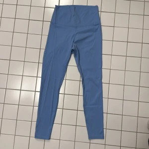 Blå leggings från RS Sports - Snygga blå tights från RS Sports i en mjuk och stretchig blandning av nylon och spandex. Perfekta för träning med hög midja som ger bra stöd. Stilren design utan mönster.