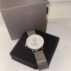 Klocka - Vit silver klocka från black oak. Bra skick och fortfarande väl fungerande. Nypris 999kr säljer pga ej min stil och vill få bort den. Pris diskuterbart!