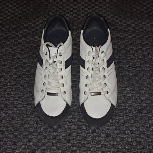Tommy Hilfiger Skor - Snygga och stilrena skor från Tommy Hilfiger knappt använda  |  Nypris: 2000 kr  |  Storlek: 44 