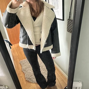 Svart jacka med teddyfoder - Säljer denna jättesnygga skinn jackan med teddyfoder från GinaTricot!🫶🏻