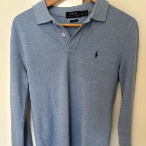 Polo Ralph Lauren tröja - Riktigt fin ljus blå polo ralph lauren tröja med mjukt material, skön nu till hösten. Knappt använd och inga defekter eller lukt. Storlek 14-16 men passar en som bär XS/ S i herr och rätt så smal i kroppen. 