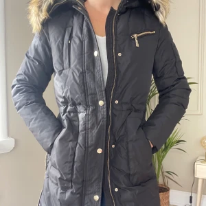 Jacka - Vinterjacka från Hollies med justerbara band i midjan, dunjacka