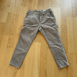 Beige manchesterbyxor - Säljer ett par snygga beige manchesterbyxor. De har en avslappnad passform med elastisk midja och snörning för extra komfort. Perfekta för höst och vinter, och de är i bra skick! Från only sons. Pris kan diskuteras hör av er vid frågor.