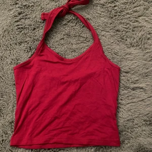 Halterneck top - Säljer denna supersöta röda halterneck toppen💕  Det är lite cropped när man har på sig den. Materialet är väldigt stretchigt, S och kanske M kan även ha den.  Skriv privat om fler bilder eller övriga frågor💕
