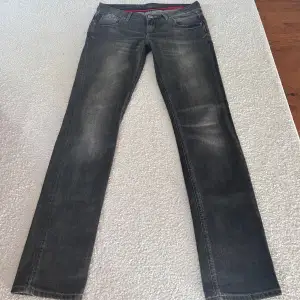 Säljer dessa assnygga lowwaist jeansen ifrån Cross. De är i storlek W29, L32. Midjemått: 84, innerbenslängd: 83💕 Säljer fler lowwaist bootcut jeans så kika in min profil!! ❤️