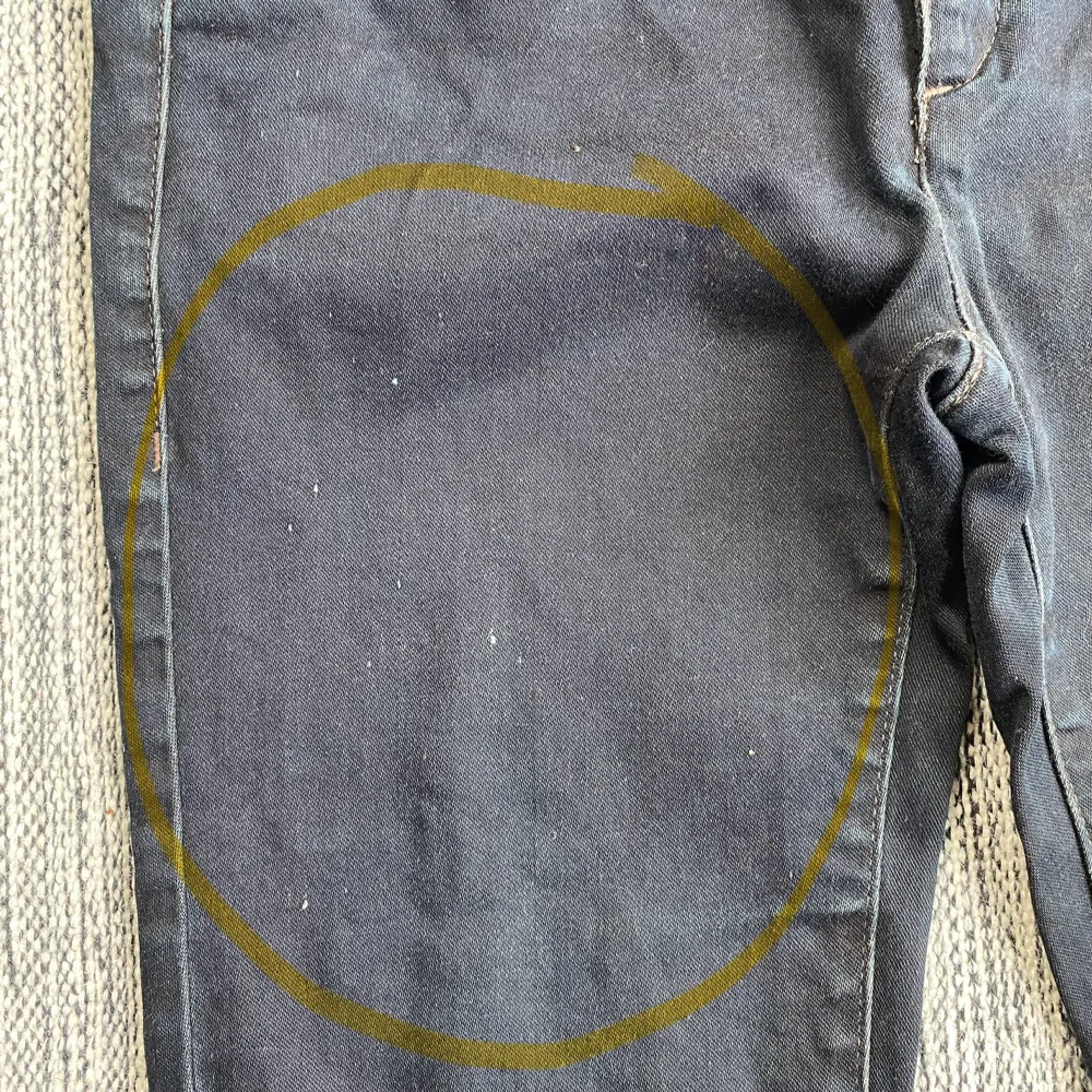 Mörkblåa jeans i strl 26 från Trussardi Jeans.  Använda, finns några noppor på ena låret i övrigt i bra begagnat skick.  Mått Midjan: ca 38 Längd från grenen och ner: ca 77 cm  Bomull och elastan  Kommer från ett djur och rökfritt hem.. Jeans & Byxor.