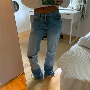 Jeans  - Så nice jeans från zara, köpt för ca 2 år sedan men inte fått använding för dem💛