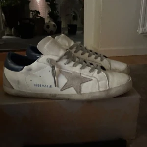 Golden goose 45 - Säljer nu dessa feta golden goose. Skick 8/10 ( litet hål på hälen ) annars så har jag använt dom fåtal gånger! Skriv för frågor 