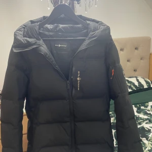 Sail racing vinterjacka - Sail racing vinterjacka storlek M. Denna jacka är i väldigt bra skick utan ett enda hål och sköter jobbet suveränt när det gäller att hålla en varm. Jackan passar till ganska mycket och är väldigt stilig. Alla fickor och dragkedjor funkar perfekt.