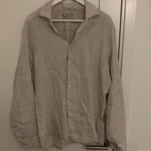Linneskjorta  - Säljer nu min Linneskjorta från Mango på grund av att den är för liten. Ny pris ligger på 599kr, inga defekter, pris kan alltid diskuteras och hör av er vid minsta lilla fråga😃