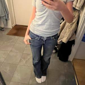 25 w  36 midja tvärs över  78 inerbensländ Säljer ett par skitsnygga lågmidjade bootcut jeans från Levis.😘 Använda några gånger och säljer pga dom är för små. Nedlagda av Levis butiken där jag köpte dom. Jag är 162 cm ungefär☺️orginalpris: 1400kr💸