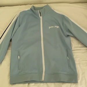 Palm angels tröja - säljer denna PALM ANGELS tröjan som är helt oanvänd o bara har suttit i min garderob. perfekt kvalite. Priset kan diskuteras. 