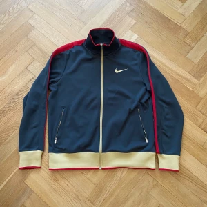 Nike Tröja - Asfet nike tröja med tyskt tryck på ryggen! Asbra skick inget fel på den alls!! För fler funderingar skriv gärna (priset är diskuterbart)
