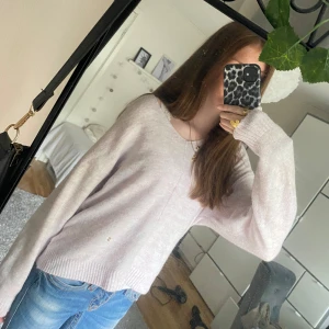 Stickad tröja - V-ringad stickad tröja💕 inga defekter, fläcken är på spegeln och inte tröjan🩷 tror inte den säljs längre