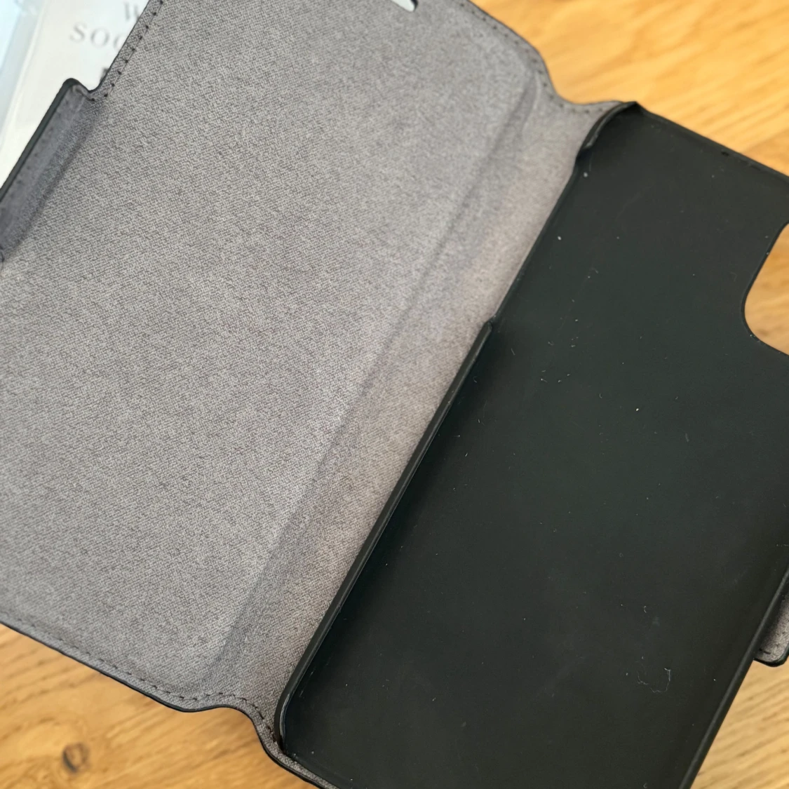 Svart mobilfodral från iDeal of Sweden