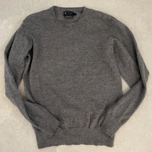 Merinoull tröja - Säljer nu min feta och sköna merinoull tröja som är 100% merinoull, perfekt nu till hösten/vintern, står L på lappen men har krympt i tvätten så den sitter som en xs, pris kan diskuteras hör av dig vid några funderingar😃