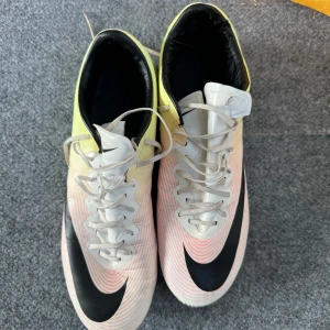 Nike mercurial vapor x - Storlek 42,5  Insidan av vänstra skon har släppt lite (se bild)  dobbar slitna  Även en spricka i sulan (se bild)  Pris kan diskuteras 