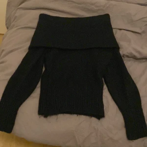 Stickad Off shoulder tröja för winter och höst.🍁 - Denna tröja är så bekväm och man ser så snygg i den, tröjan är i bra skick och håller en varm💖