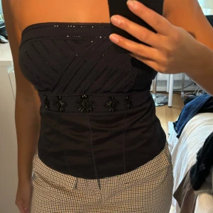 Bandeau topp - Säljer en superfin bandeau topp som tyvärr inte kommit till användning. Står ingen storlek, men skulle säga att den är som en S. 