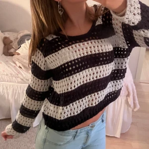 Stickad tröja - Fin stickad tröja som är perfekt nu till hösten som jag tyvärr inte får användning av😻