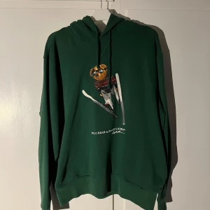 Ralph Lauren the bear hoodie  - Hej! Nu säljer vi denna feta hoodie! Hör av er om ni har nå frågor, pris kan alltid diskuteras!
